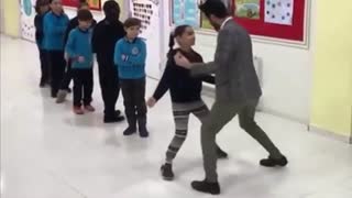 Турецкий учитель танцует с каждым учеником перед уроком математики)