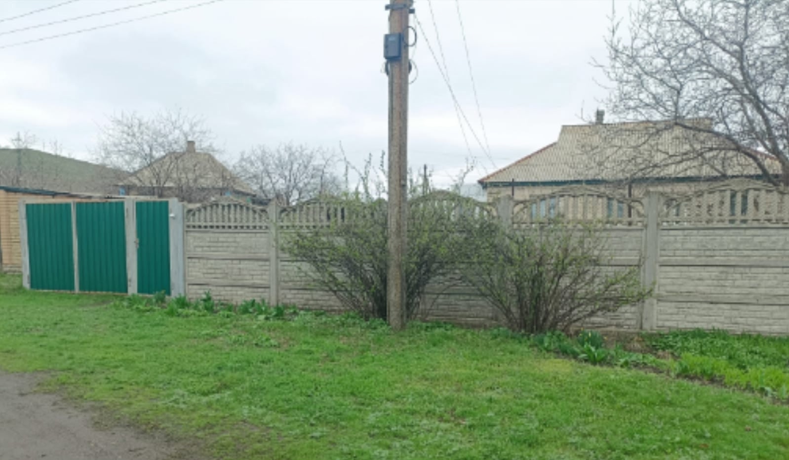 Продам дом, район Звезда. Дом 12*8, шлакоблочный. В доме 7 комнат, две спальни, гостиная, зал, прихожая, кухня и ванная комната.Отопление печное. Цена 1500000. Все вопросы по телефону:+79591652814 Надежда...