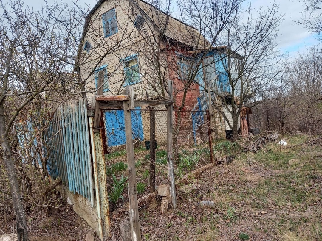г. Алчевск Продаётся 2-х этажная дача на Исаковском водохранилище в обществе "Мотор" район (" Металлург-3). В доме: 3 комнаты, кухня, 2 спальни, на втором этаже 1 большая комната. Окна дерево, центральное водоснабжение, свет. На территории дачи имеются хоз.постройки: душ, туалет, гараж, есть за...