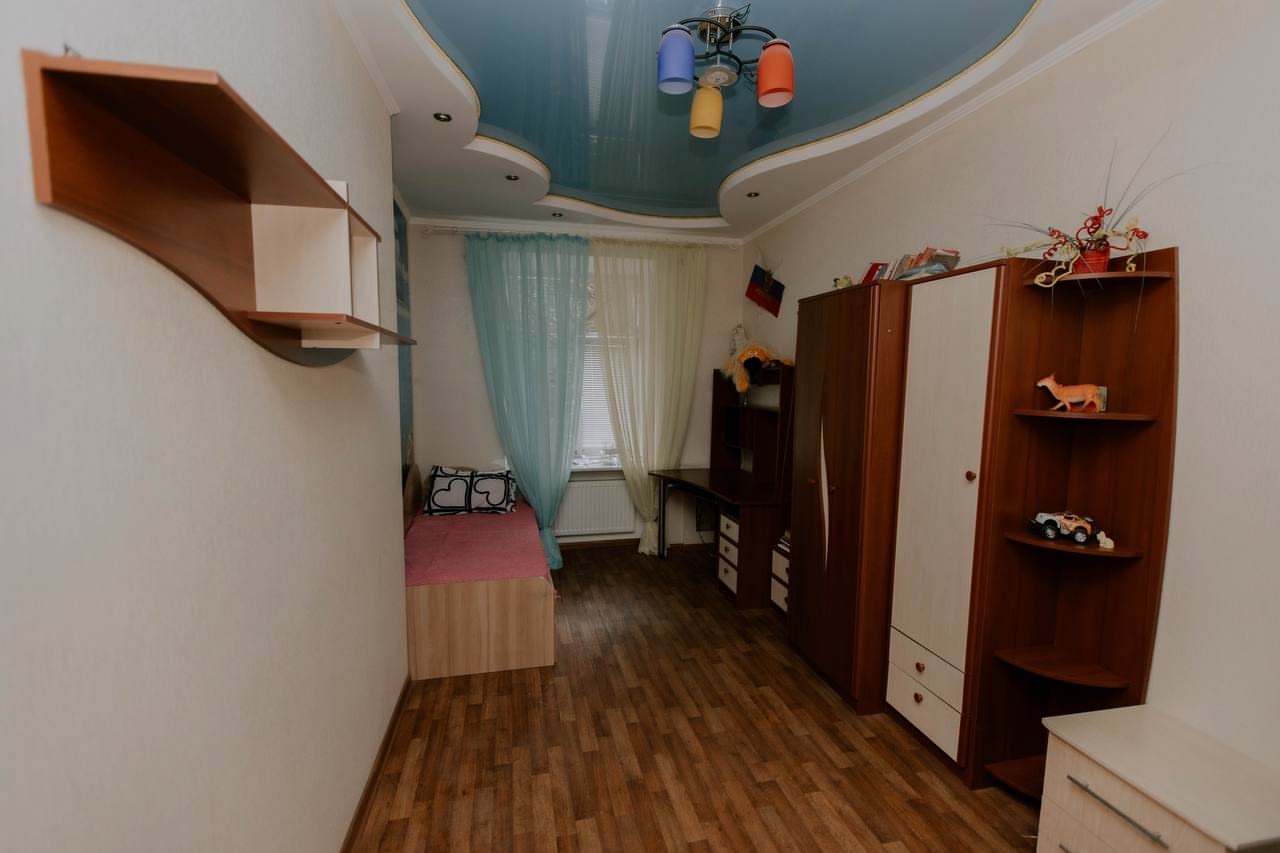Продаётся 2-комнатная квартира в «Сталинке» 🏠 Основные параметры: Общая площадь: 67 м² Площадь кухни: 12 м² Этаж: 1/4 Собственность: документы РФ Прописка: нет Долги: отсутствуют (оплачиваются при сделке) ✅ Ремонт и особенности: Высокие потолки 3 м Автономное отопление Тёплый пол в ванной и коридоре Раздельны...
