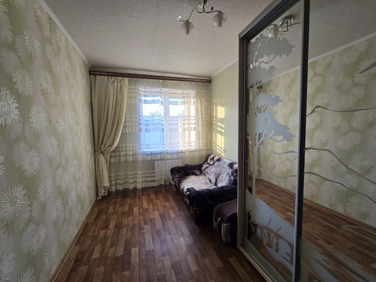 🏡 Продам 3-комнатную квартиру с автономным отоплением на кв. 50 лет Октября Ищете тёплую и уютную квартиру с готовым ремонтом? Отличный вариант для комфортной жизни! 📍 Кв. 50 лет Октября, 5 этаж из 5 📐 Общая площадь — 53 м² 🔥 Автономное отопление 🪟 Окна и балкон — металлопластиковые, балкон застеклён 🛋 Космет...