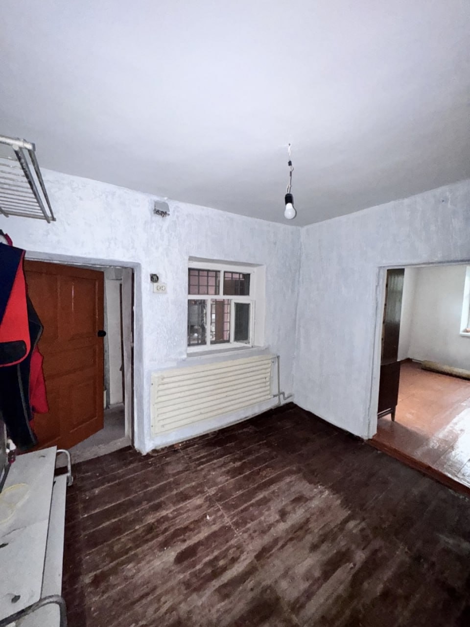 🔑Продам дом в Каменнобродском районе! 📌Переулок Днепропетровский — удобное расположение рядом с парком 1 Мая! Площадь дома: 46 м² Участок: 2 сотки (компактный и ухоженный) Крыша — шифер Новый газовый котёл Вода заведена в дом, есть септик Удобства внутри 📌В шаговой доступности: школа №13, парк, магазины, оста...