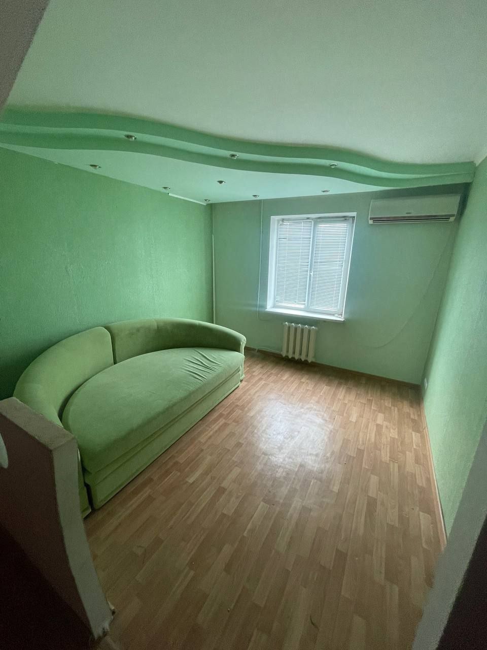Продам уютную 2-х комнатную квартиру в Луганске, 5/12 этаж на кольце Мирный. Ул. 2-я Краснознаменная, 30. Общ площадь 56 м². Самое удобное расположение на кв. Мирный, всё рядом! В квартире хороший ремонт, раздельные комнаты, большая лоджия, тамбур. Есть кондиционер и бойлер. Вся мебель остается. Цена 5,9 млн....