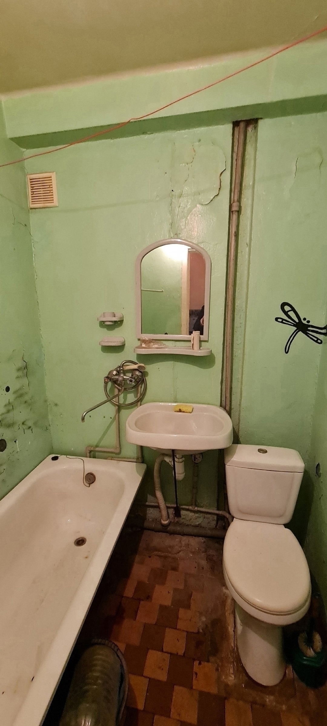 Продам 1-но комнатную квартиру в районе Айсберга. Окна пластиковые. 2 этаж, не угловая, электроотопление. Балкон остеклен. ОП-29/5. Входная дверь железная. Радиаторы в наличии. , долгов нет. Цена 1200 000. руб. +79591245605...
