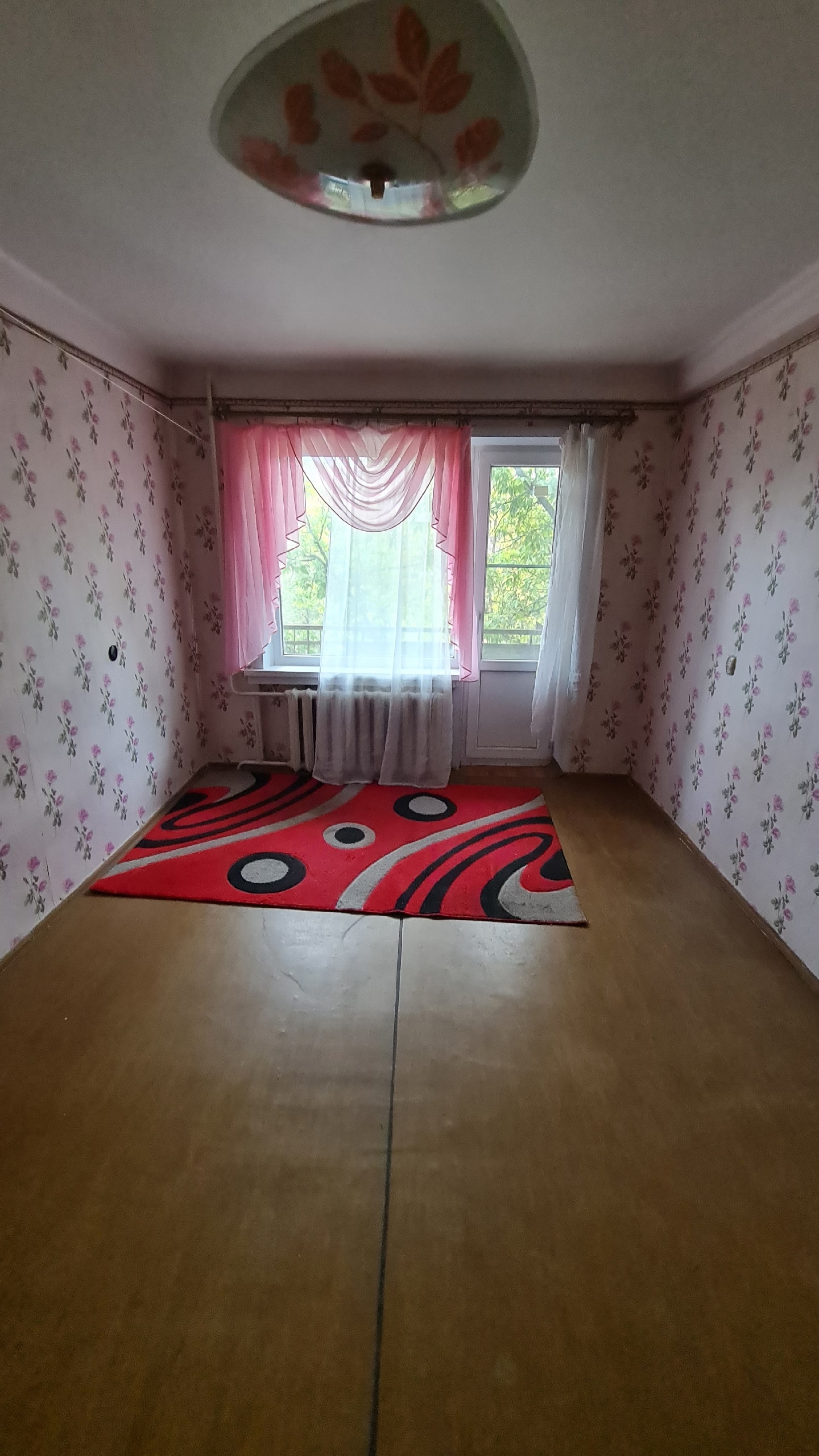 Продам 1-но комнатную квартиру в районе Кристалла. 4/9,не угловая,очень теплая квартира. ОП-31/6.Лифт работает.Есть парковка. Требуется ремонт. Цена 1,6 млн.руб. +79591245605 /МАХ/