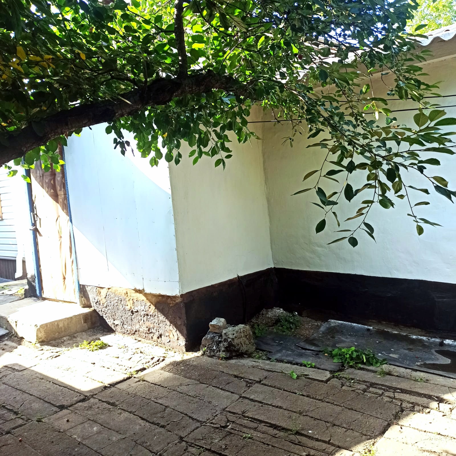 🏡Продаётся часть дома в Червонопартизанске, ул. Кирова. 3 комнаты: 2 спальни, зал, кухня, коридор. Площадь =50,5 м2. 🛠 Вода городская, проведена в дом. Есть сливная яма. Все окна новые. Крыша новая, шифер. Отопление паровое по всему дому, зимой очень тепло. ✨Хороший капитальный гараж с ямой. Летняя кухня. Хоз...