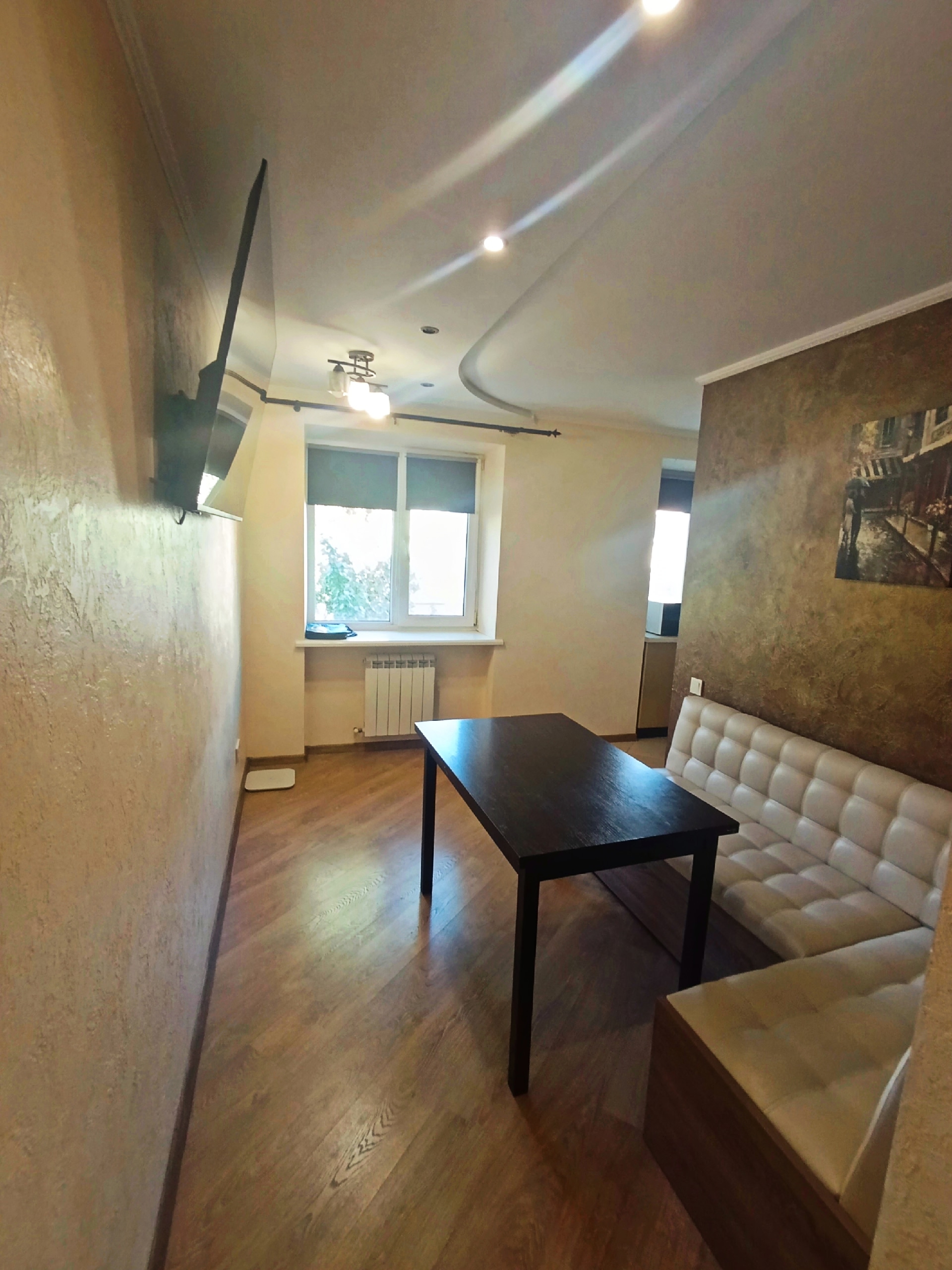 Продам 2 комн. квартиру на квартале 50-лет Октября , 3/5 этаж , дом кирпичный , квартира не угловая , 60 кв. м. 2-я линия от ул. Буденного. Кухня студия + 2 комнаты. Автономное отопление ( двухконтурный котел).Теплые полы ( санузел, коридор, кухня ) Комнаты ламинат. Проводка медная , кондиционер, окна и балко...