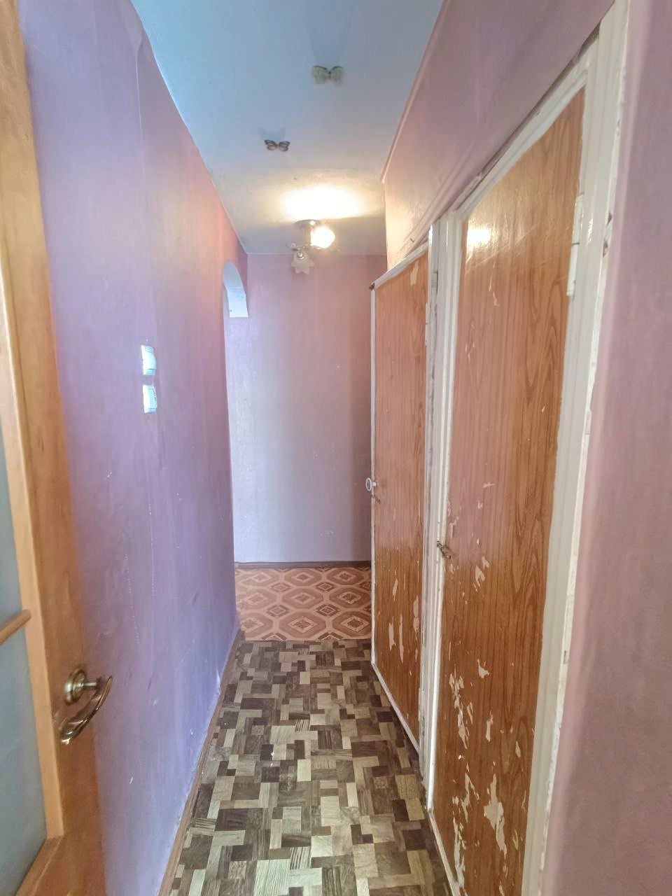 Продам 2-ком квартиру в Луганске на кв. Комарова (р-н Империя) 3/5 эт, 47м2 общ. площ. Квартира теплая, не угловая. М/П окна, балкон застеклён, обшит пластиком. Все коммуникации поменялись, новые радиаторы отопления. С/У совмещён, бойлер. Хорошая входная дверь. Удобное местоположение. Цена 4,5 млн руб +7959-2...