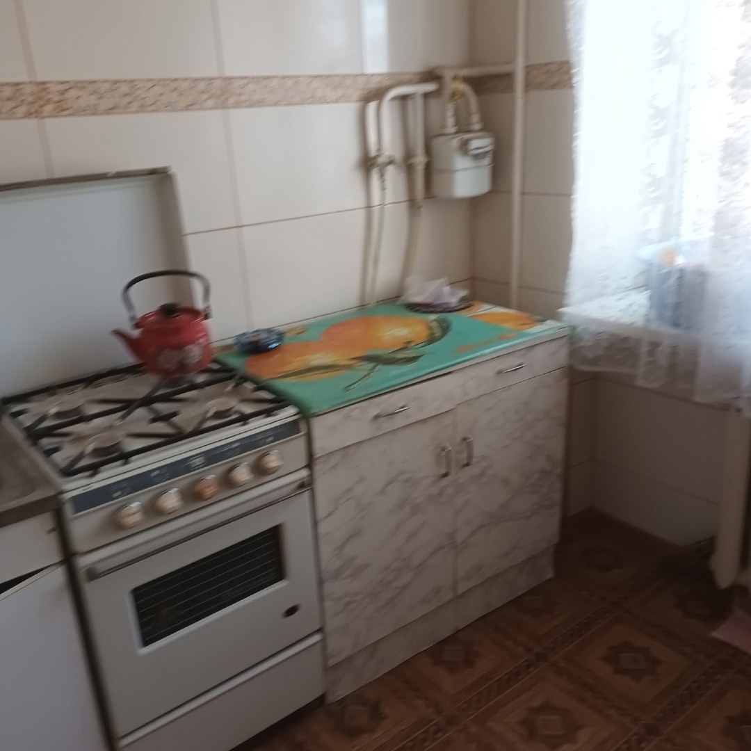 г. Алчевск Продаётся 1 комнатная квартира по улице Запорожская, район ( 23 школы) . 3-этаж / 5-ти этажного дома. Общая площадь 30 кв.м. , кухня 6 кв.м. МП окна, балкон (не остеклён) . Квартира не угловая ( тёплая). Отопление центральное , санузел совмещён ( в кафеле). Продажа с мебелью. Жилое состояние. Кварт...