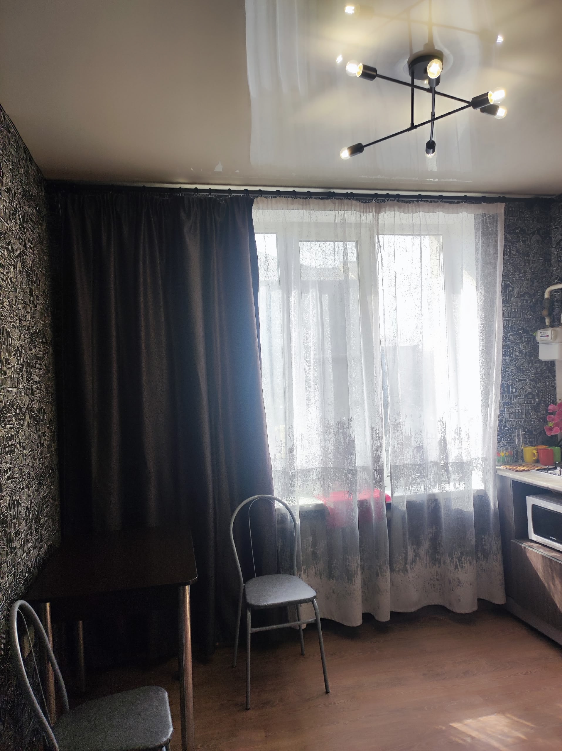 Посуточно квартира в Алчевске, вода круглосуточно, накопитель с автоматикой, кондиционер, стиральная машина, интернет, мелкая быттехника, для командировочных сделаем чек о проживании +79591377484...