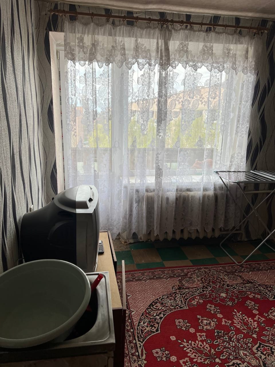 🔥Продается в ЦЕНТРЕ🔥 Луганска 1-комнатная квартира ✅ул. Советская 94, (район Гума) ✅Этаж 9/9 ✅Общая площадь 30 кв.м ( 13 кв.м комната, 6.6 кв.м кухня) ✅Не угловая ✅Лифт ✅Кирпичный дом ✅Бойлер ✅Окна м/п ✅ Балкон (не застеклён) ✅Железная дверь ✅Состояние жилое ✅Двор с детскими площадками ✅В шаговой доступности:...