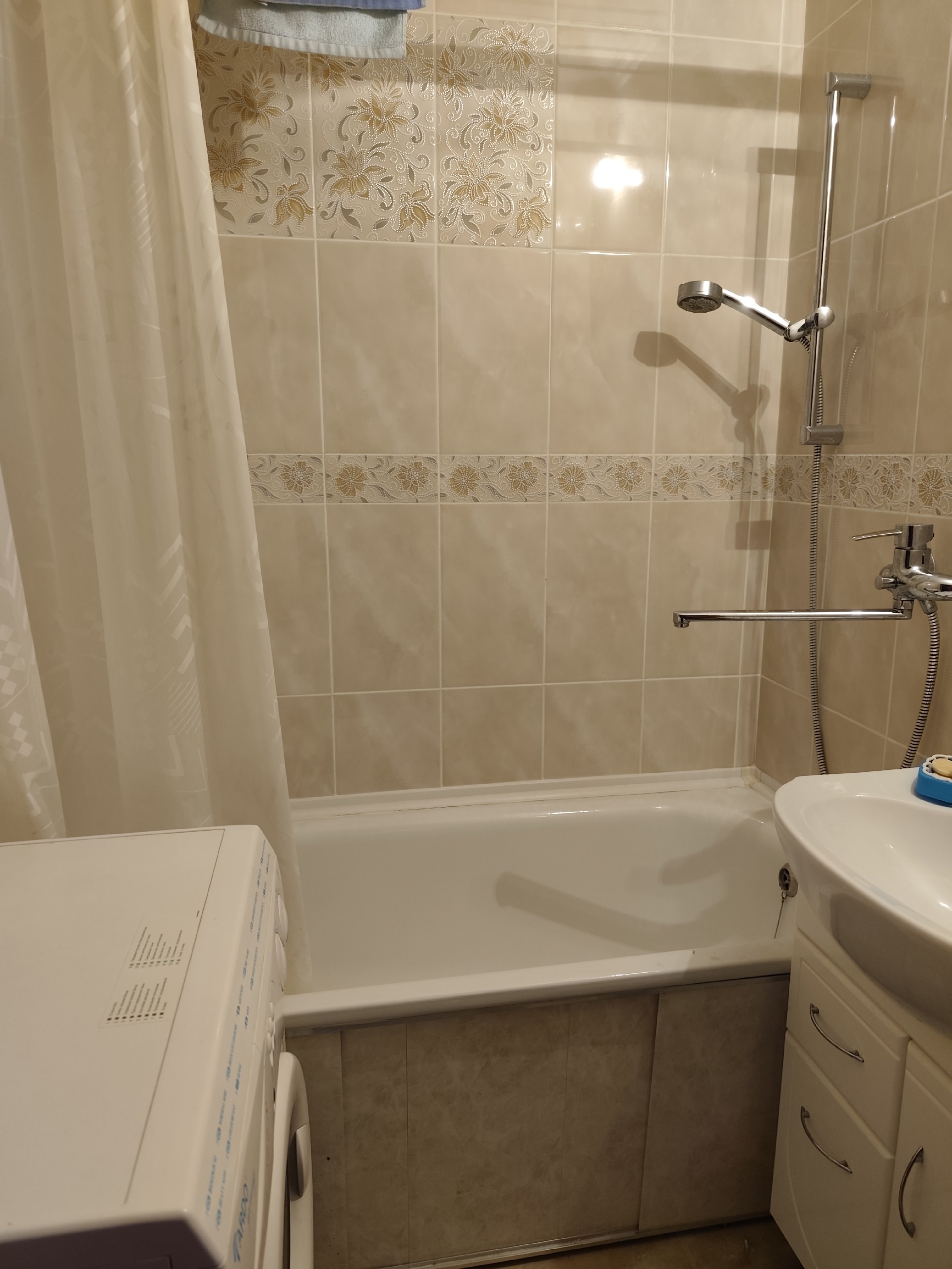 Продам 3 х комнатная Ая квартира кольцо КВ мирный. Первая линия . 4/9 этаж 70 КВ м . Улучшенная планировка. Приличное состояние. 7200009 тел. +79595847566.+79591901505