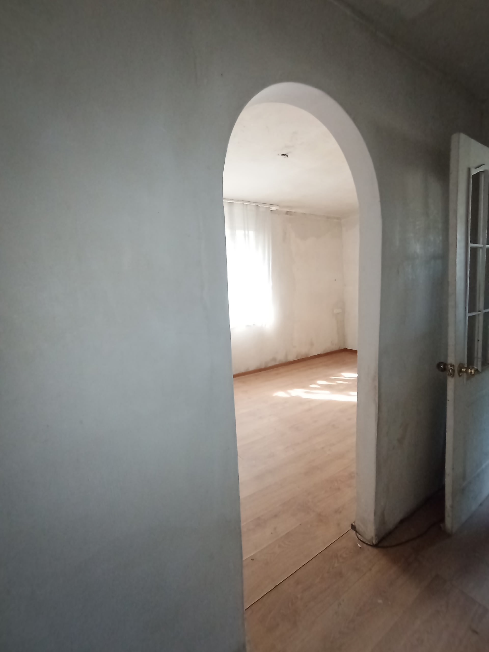 Продаëтся 1-комнатная квартира г. Брянка микрорайон-4 д. 24, 1/4 В квартире установлено пластиковое окно на кухне, железная входная дверь, решётки на окнах. На полу частично уложен ламинат. Квартира на стадии ремонта. Отличный вариант сделать ремонт под себя. Удобное месторождение. В шаговой доступности две ш...